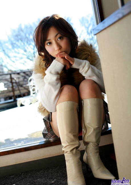 Idols 69 offers a free pic gallery with Momo Yoshizawa showing beautiful form